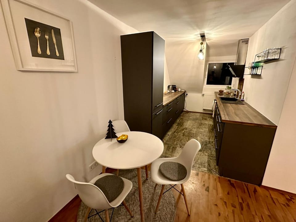 Kitchen or kitchenette, Living room, Seating area, Dining area