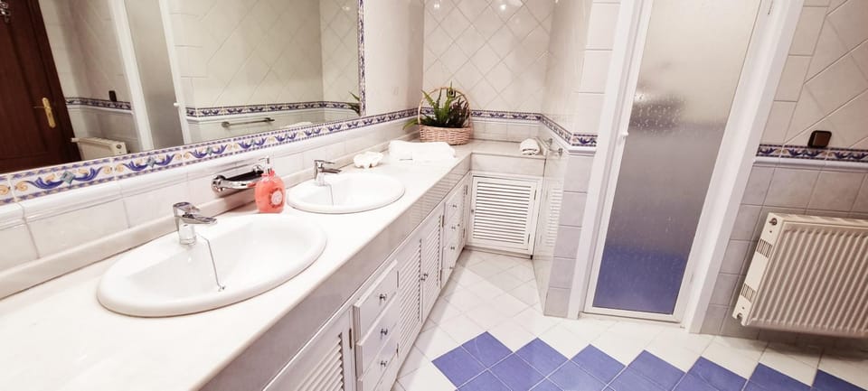Shower, Bathroom, towels