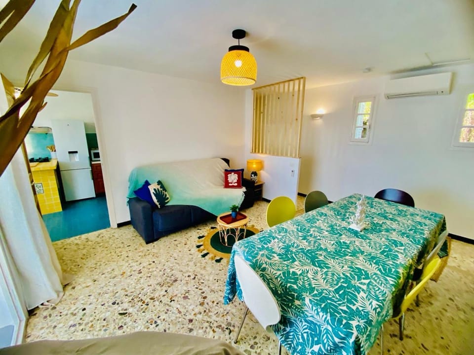 Living room, Seating area, air conditioner