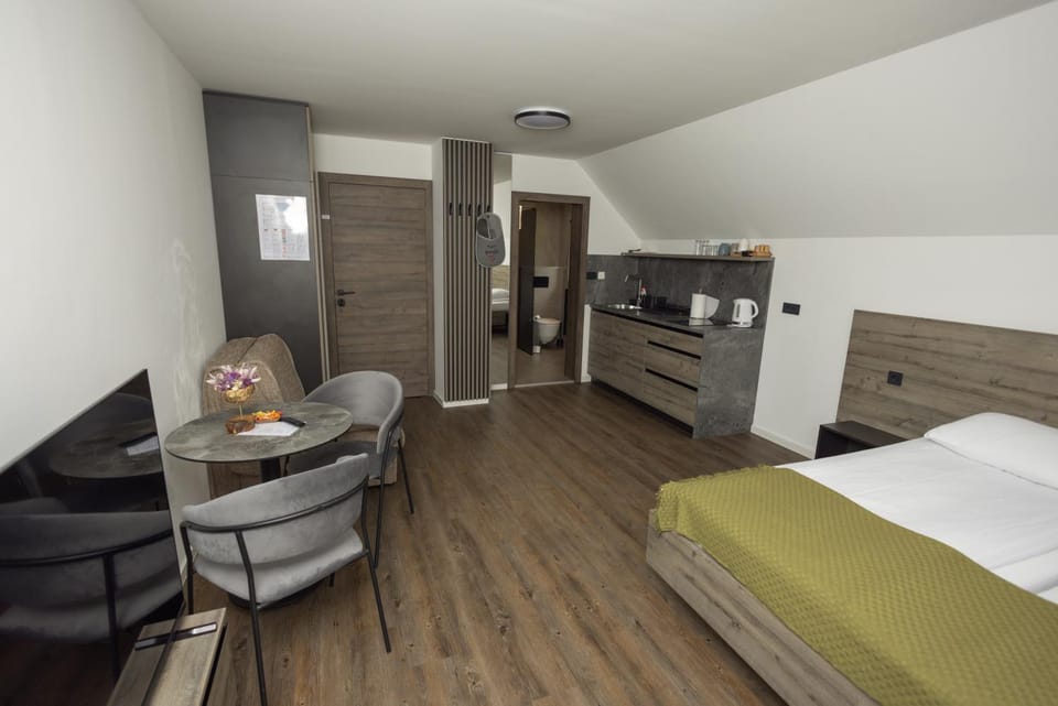 Bed, Dining area, Bedroom