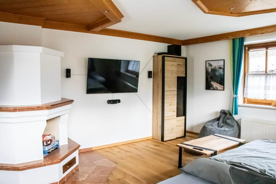 Communal lounge/ TV room, TV and multimedia, Living room, Seating area, Evening entertainment