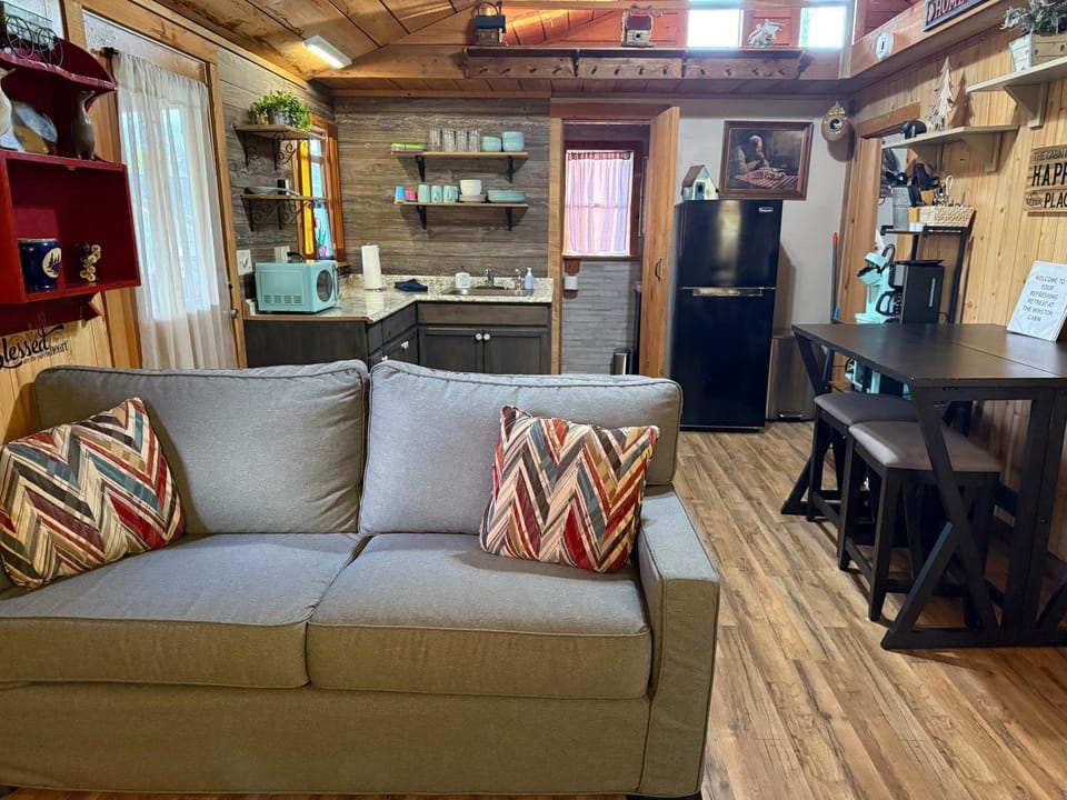 Cozy Cabin Walking Distance to Parkway! Cabin in Pigeon Forge