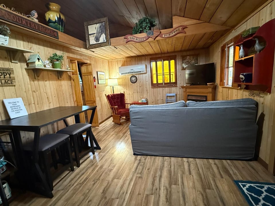 Cozy Cabin Walking Distance to Parkway! Cabin in Pigeon Forge