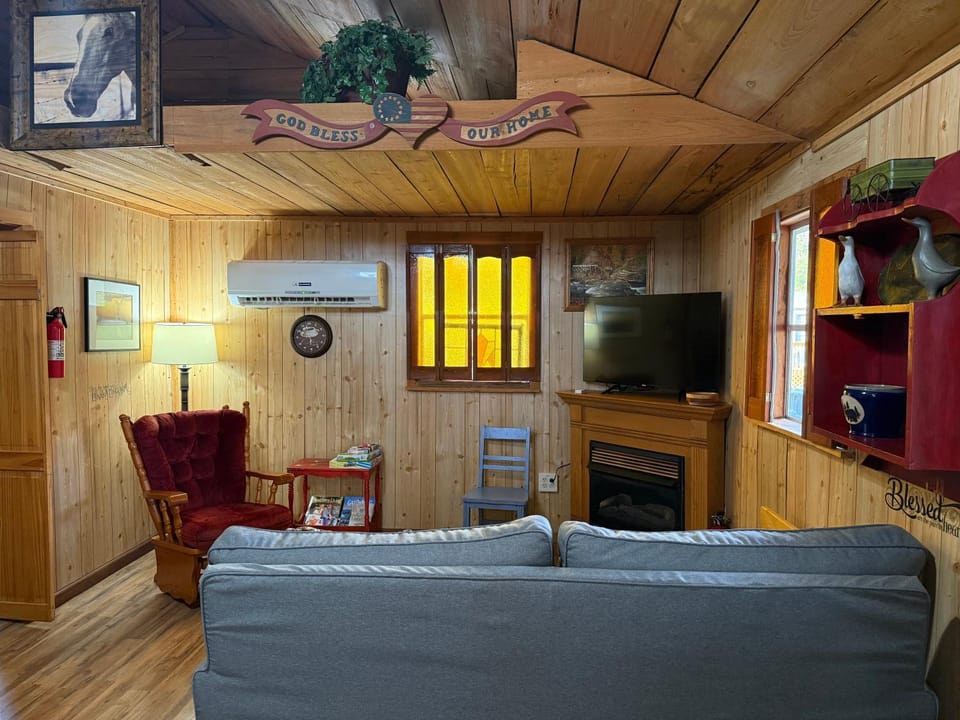 Cozy Cabin Walking Distance to Parkway! Cabin in Pigeon Forge