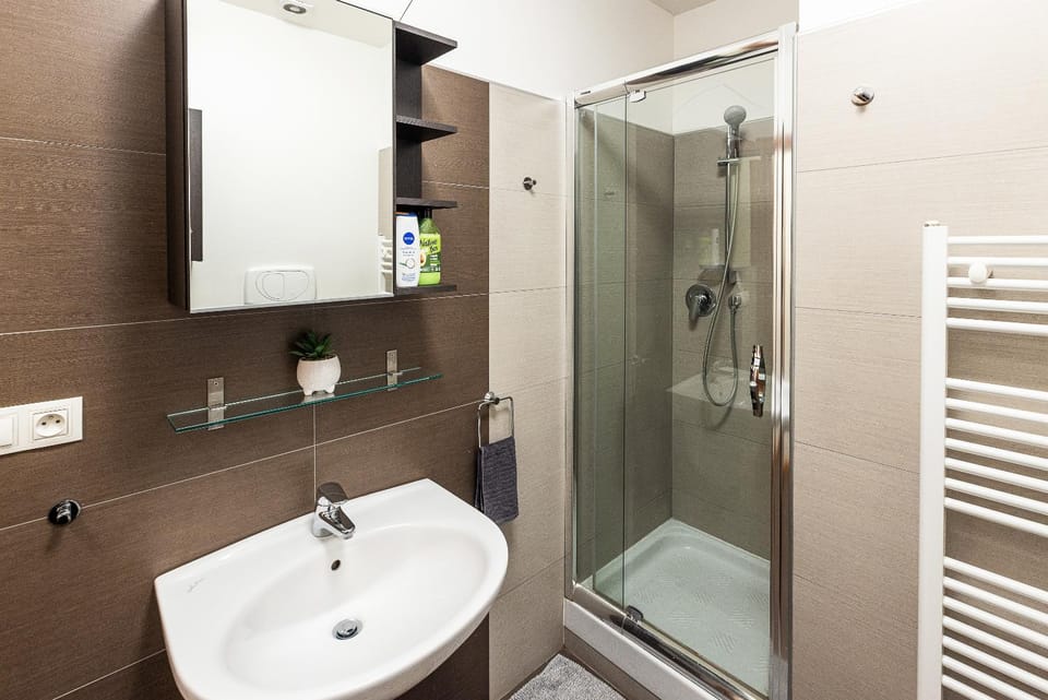 Shower, Toilet, Bathroom, towels