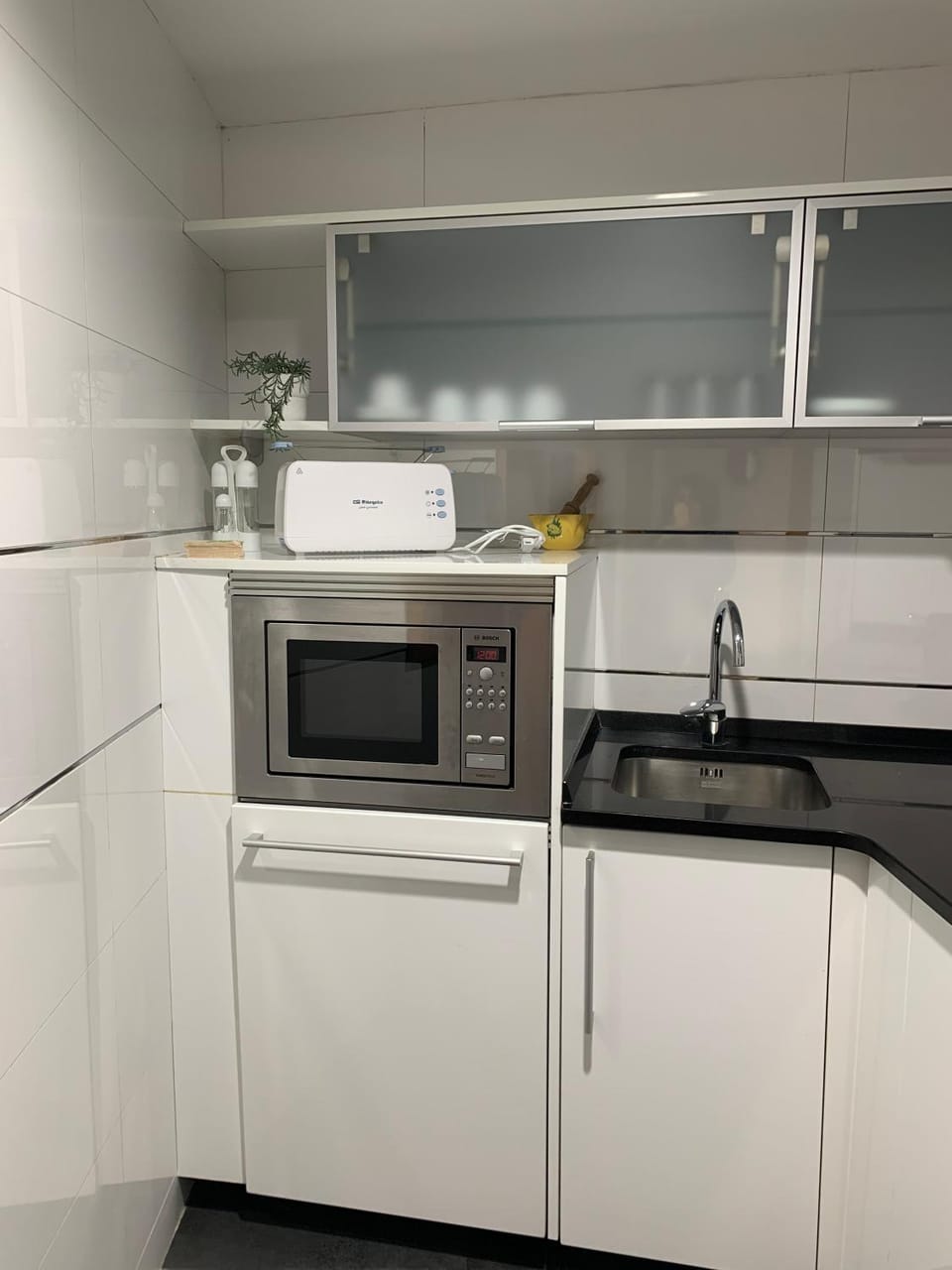 Kitchen or kitchenette, dishwasher, minibar