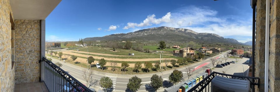 Property building, Nearby landmark, Day, Neighbourhood, Natural landscape, Bird's eye view, Mountain view, Location, Parking