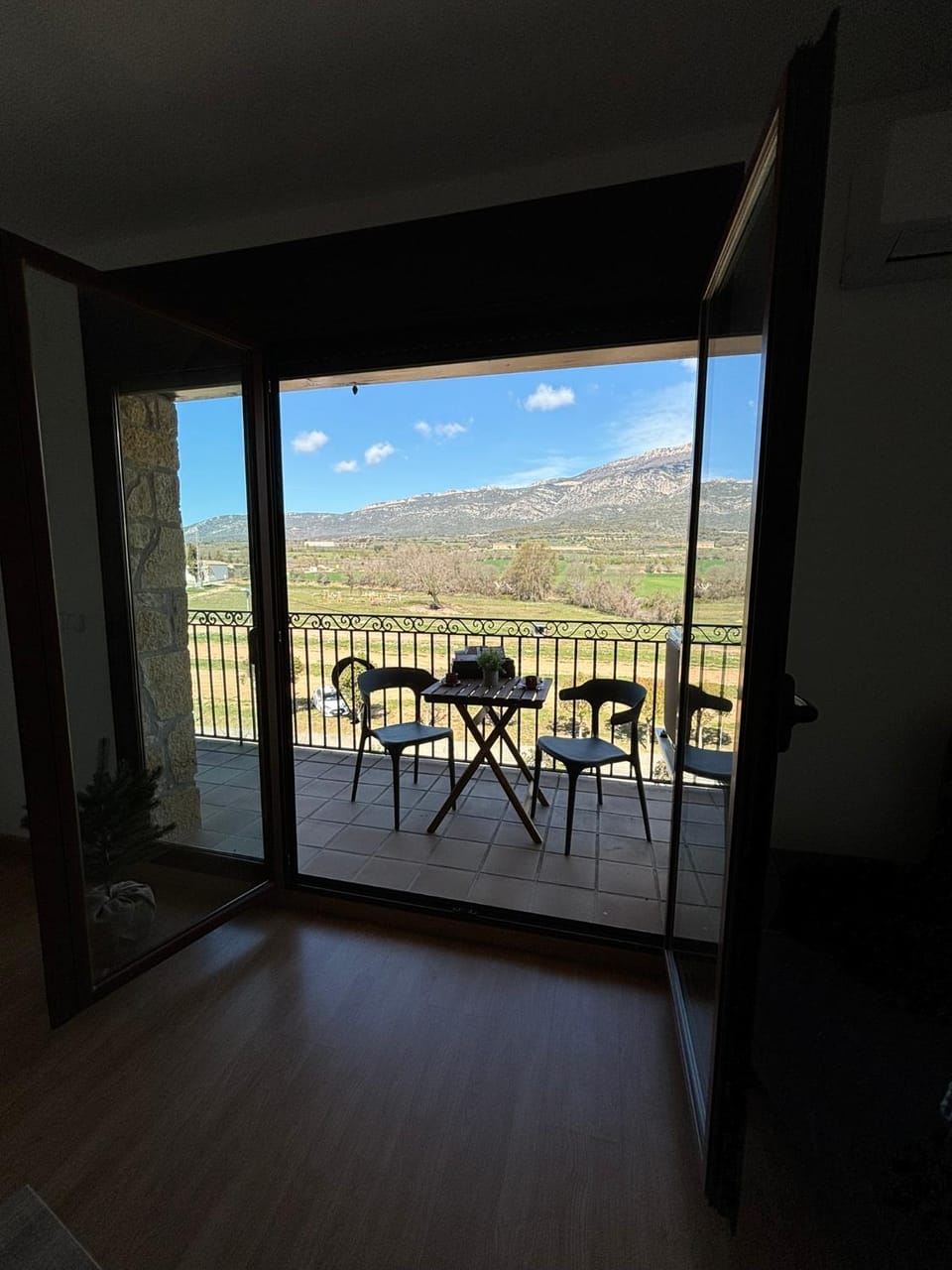 Patio, Day, Natural landscape, View (from property/room), Balcony/Terrace, Dining area, Mountain view