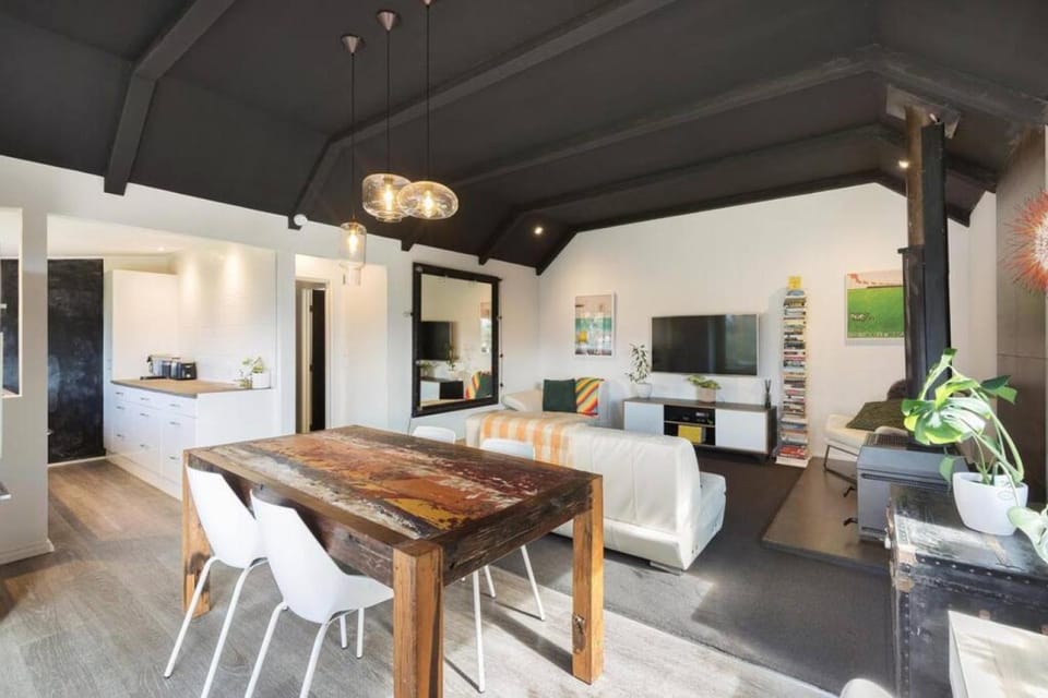 Stylish 2 bedroom home with great garden and bath House in Queenstown