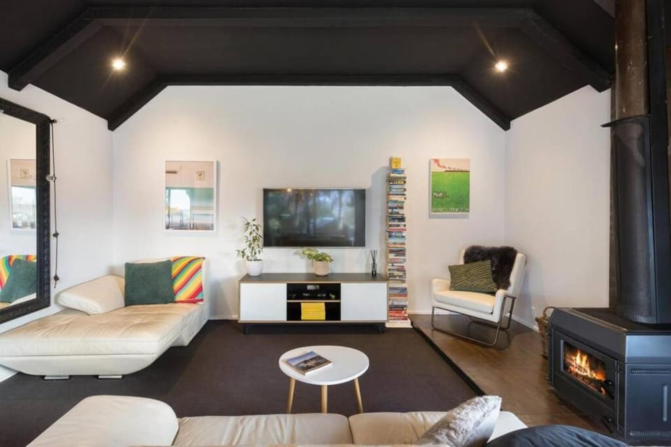 Stylish 2 bedroom home with great garden and bath House in Queenstown