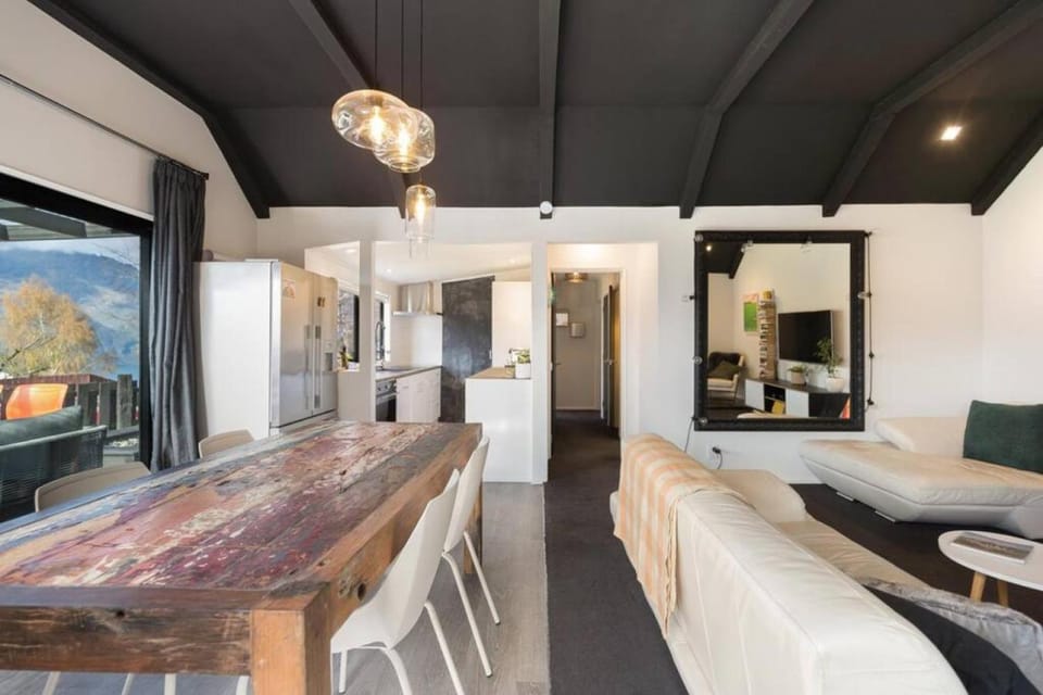 Stylish 2 bedroom home with great garden and bath House in Queenstown