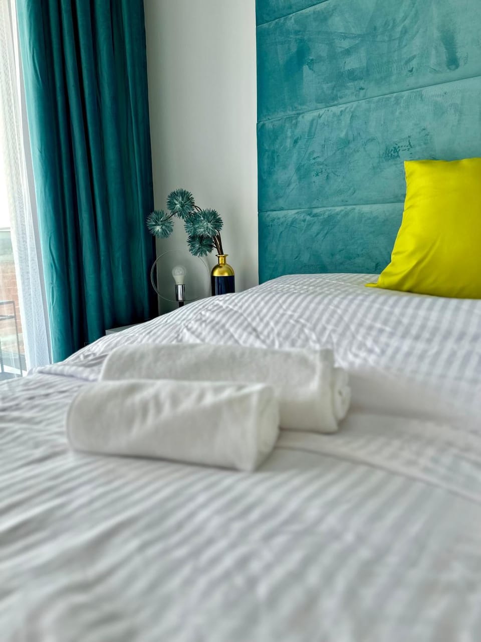 Bed, Bedroom, towels