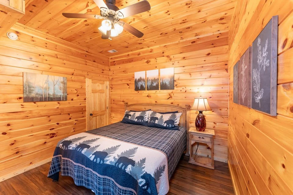 Blue Bear Lodge near Dollywood! 1 mile off PKWY Community Pool Hot tub Game Rm House in Pigeon Forge