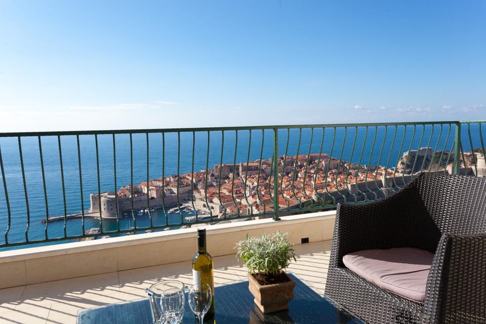 Natural landscape, Balcony/Terrace, Seating area, Sea view