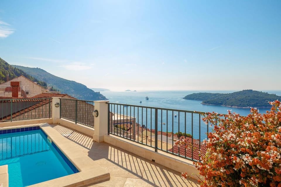Pool view, Sea view, Swimming pool, sunbed