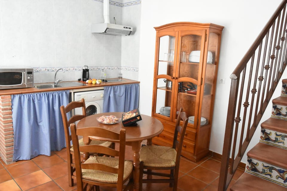 Kitchen or kitchenette, Dining area, minibar, stove