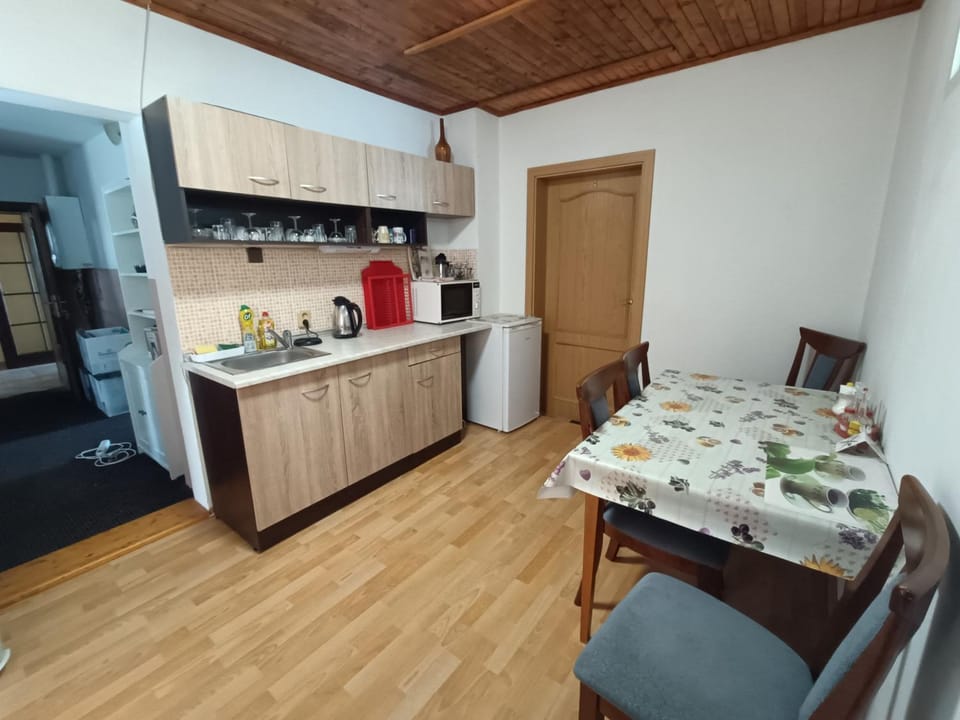 Coffee/tea facilities, Kitchen or kitchenette, Food and drinks, Dining area, Food, minibar, stove