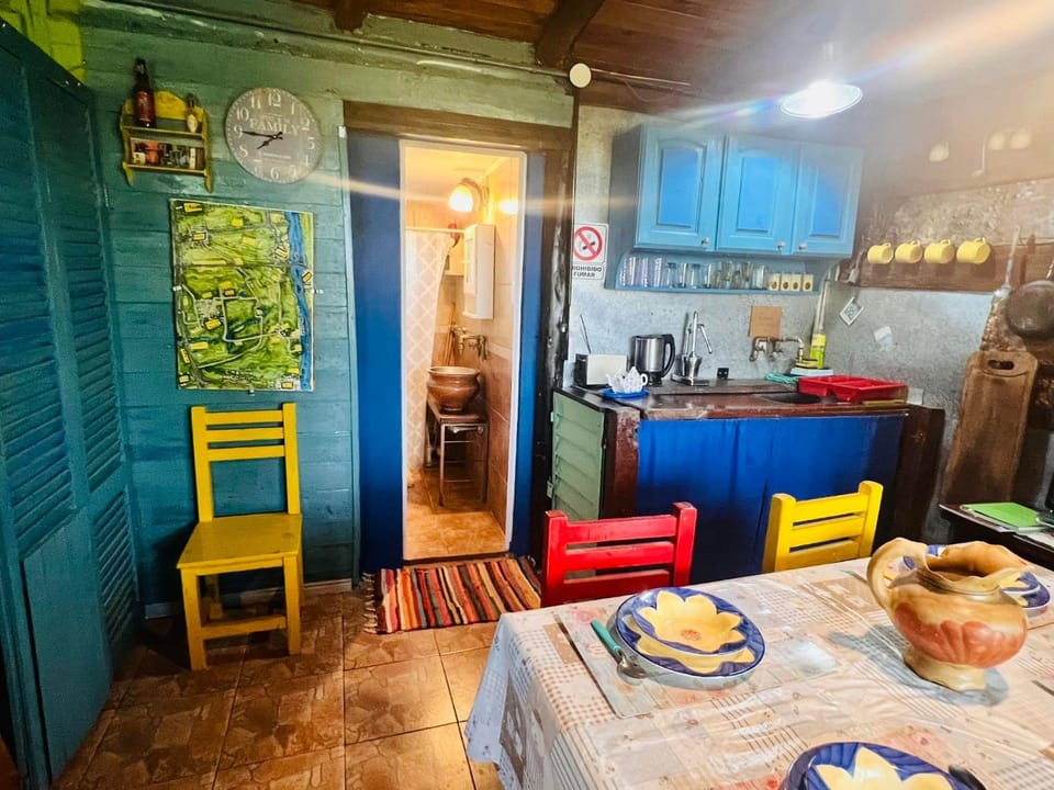 Kitchen or kitchenette, Food and drinks, Dining area, Food