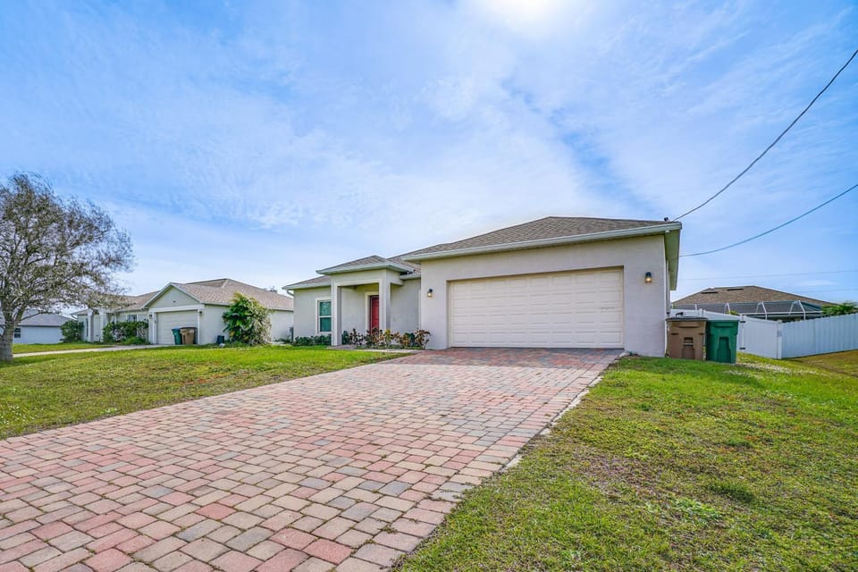 Dog-Friendly Home w/ Screened Porch in Cape Coral! House in Cape Coral