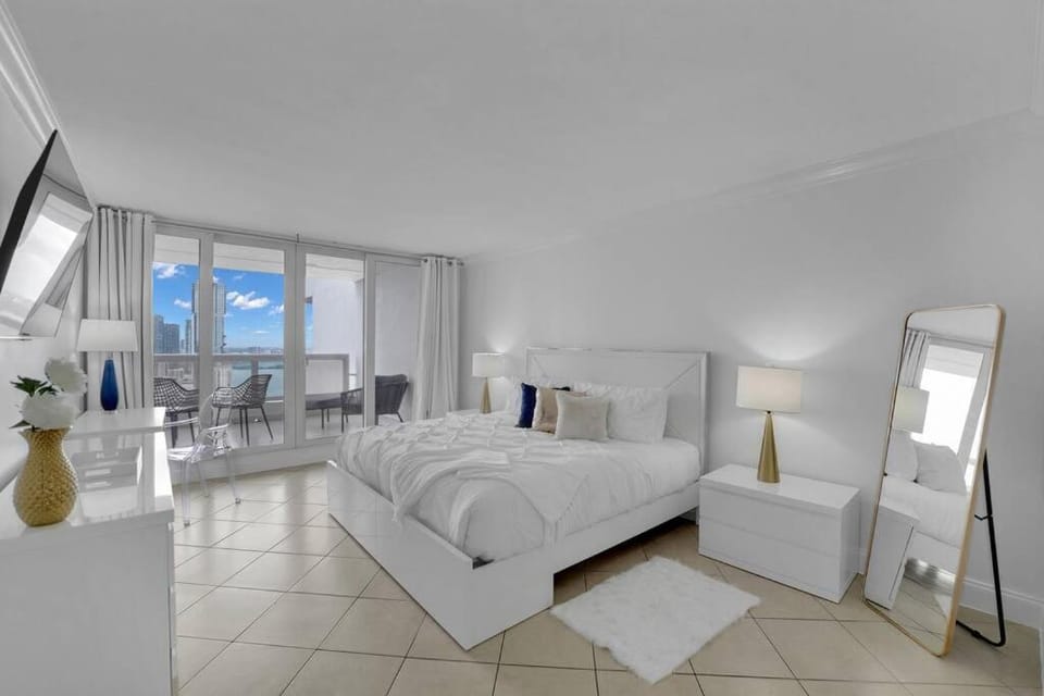Bed, Bathroom, TV and multimedia, Balcony/Terrace, Photo of the whole room, Bedroom, Sea view, wardrobe