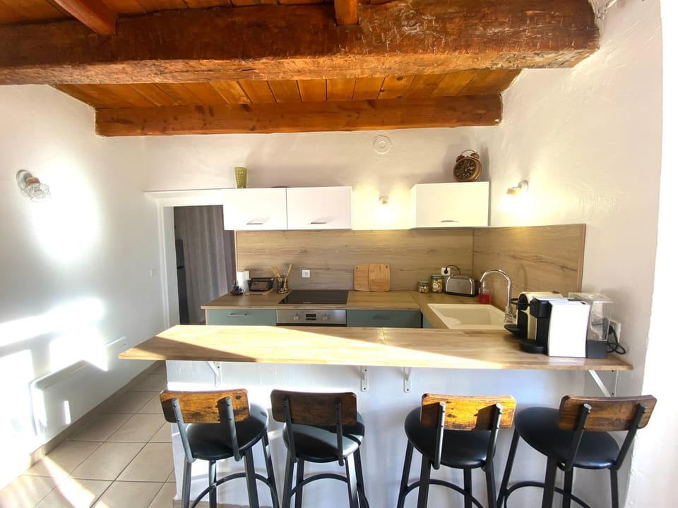 Kitchen or kitchenette, Dining area