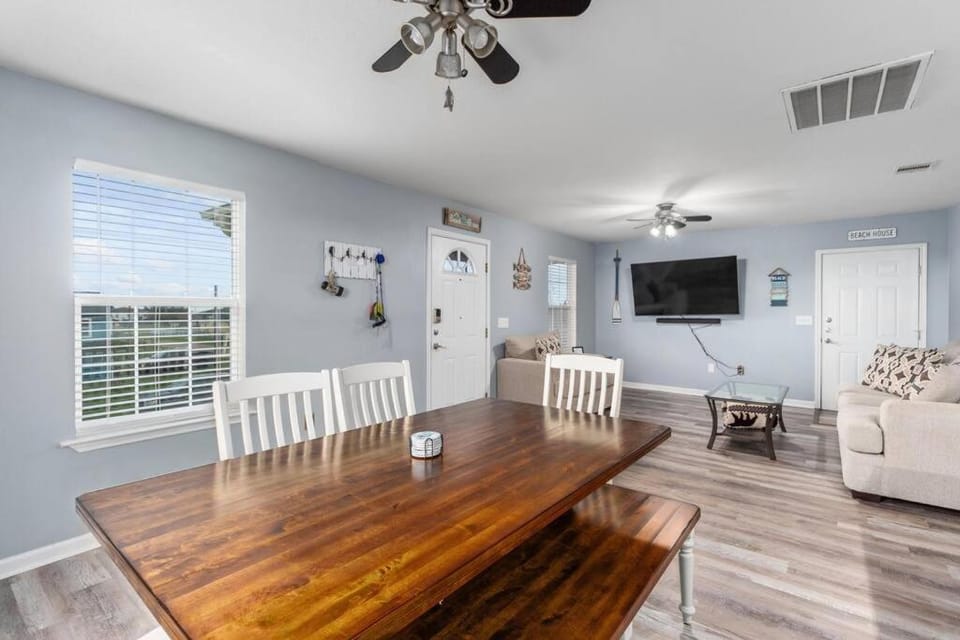 Communal lounge/ TV room, TV and multimedia, Living room, Seating area, Dining area, Evening entertainment, fireplace