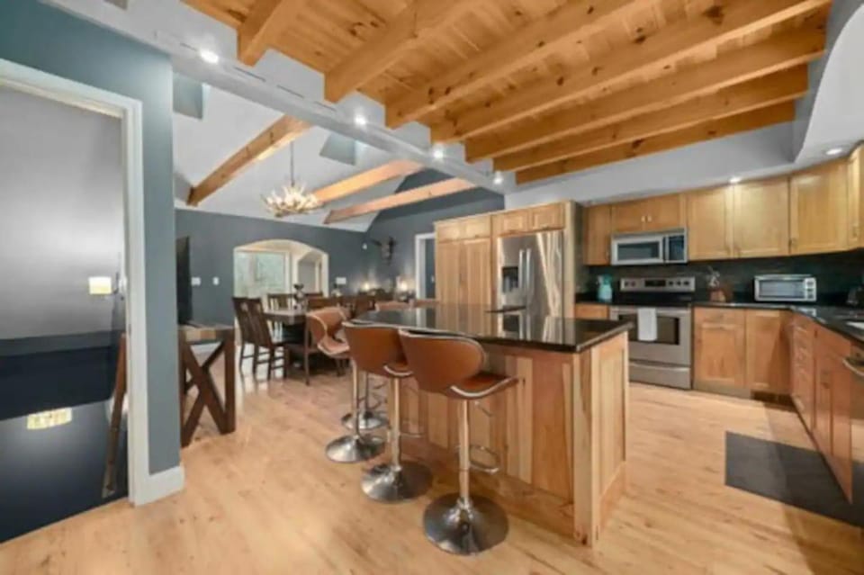 Kitchen or kitchenette, Dining area, dishwasher, pet friendly, stove