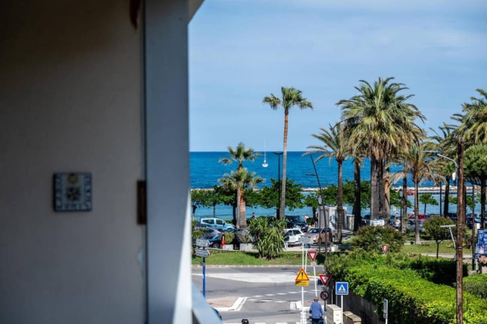 Beautiful apartment near the beach with great sea views Apartment in Antibes