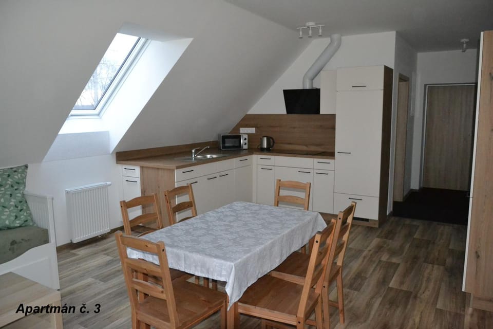 Kitchen or kitchenette, Dining area, minibar, stove, toaster