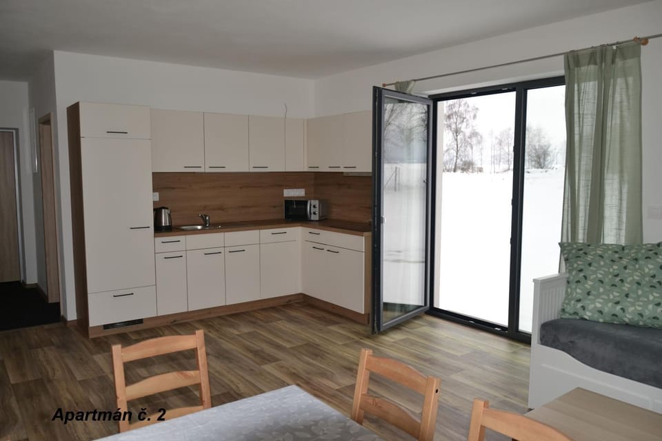 Kitchen or kitchenette, Dining area, minibar, stove