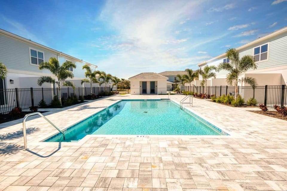 ET010 - Elegant Townhouse with Pool Views at Reunion House in Four Corners