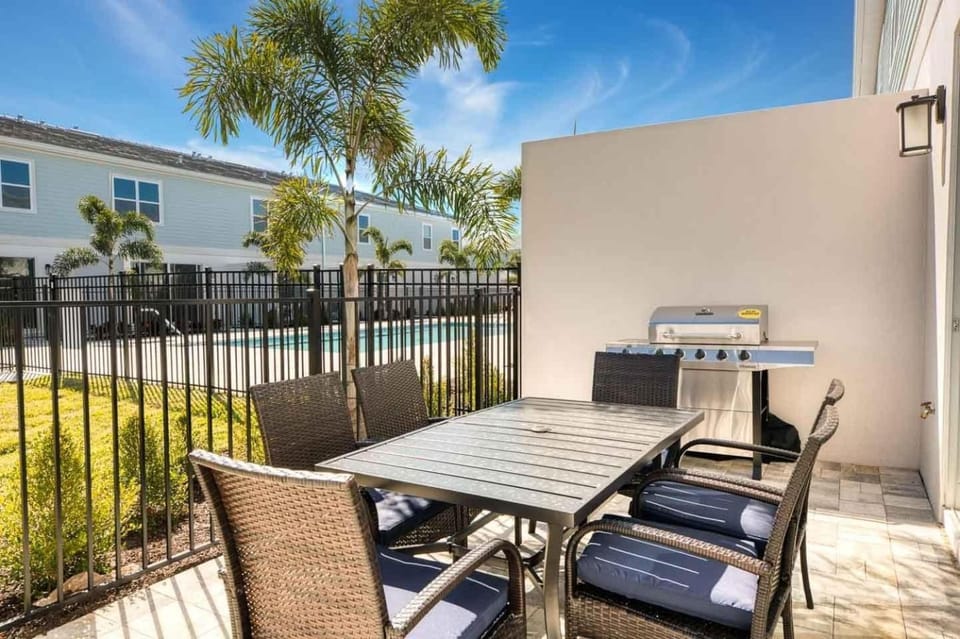 ET010 - Elegant Townhouse with Pool Views at Reunion House in Four Corners