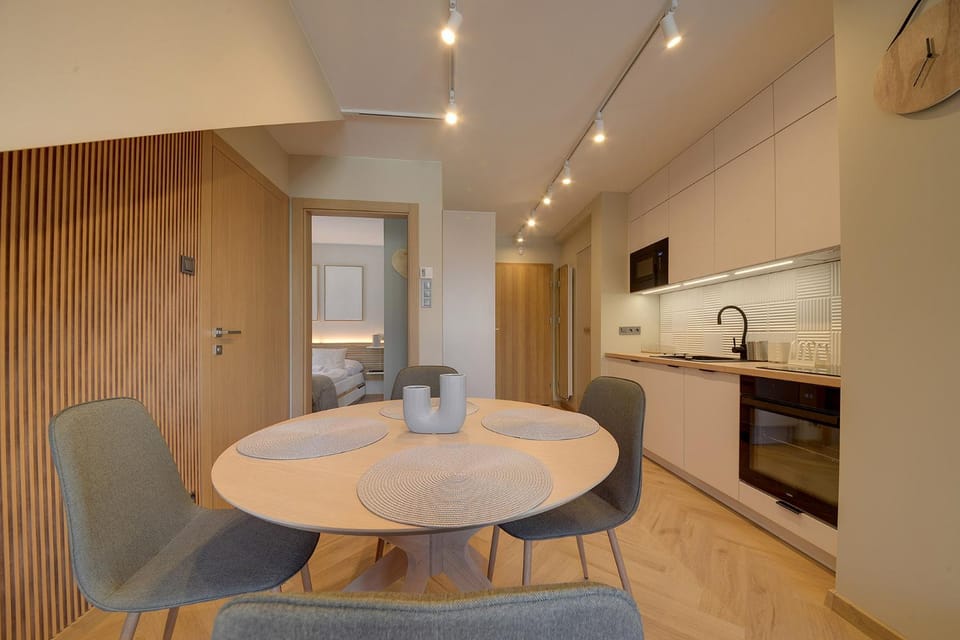 TV and multimedia, Coffee/tea facilities, Kitchen or kitchenette, Living room, Seating area, Dining area, stove