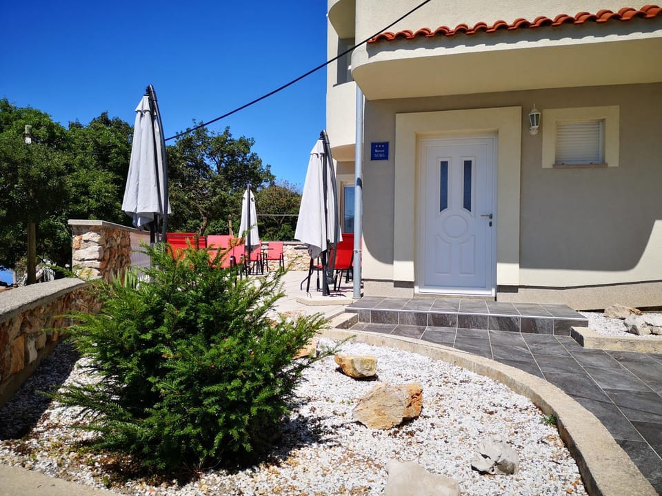 Property building, Facade/entrance, Balcony/Terrace