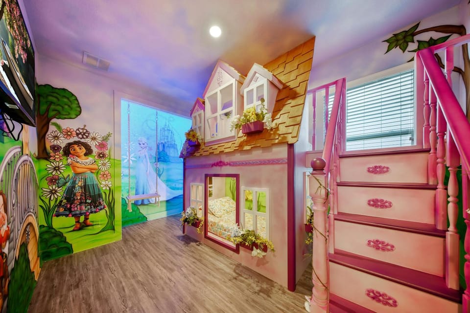W429 - Bohemian Chic Villa with Themed Bedrooms at Reunion House in Four Corners