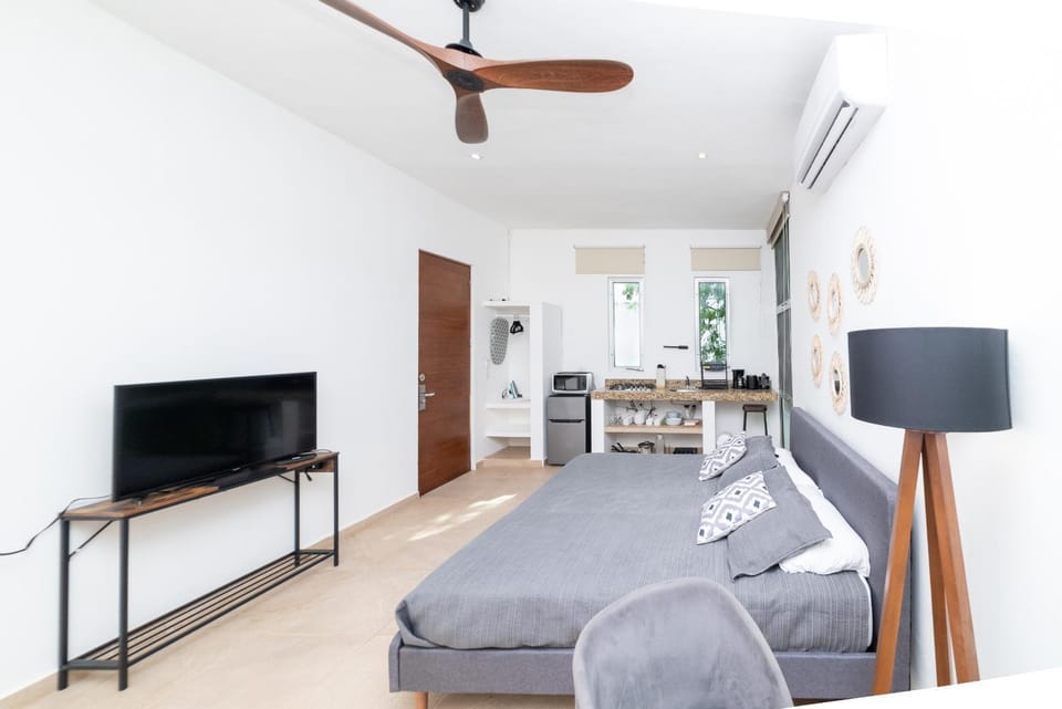 Bed, TV and multimedia, Living room, Dining area, Evening entertainment, Bedroom, fireplace