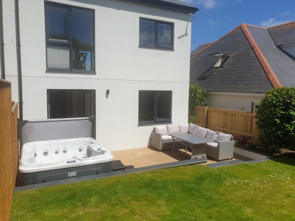 Modern open plan house, sea views and hot tub House in England
