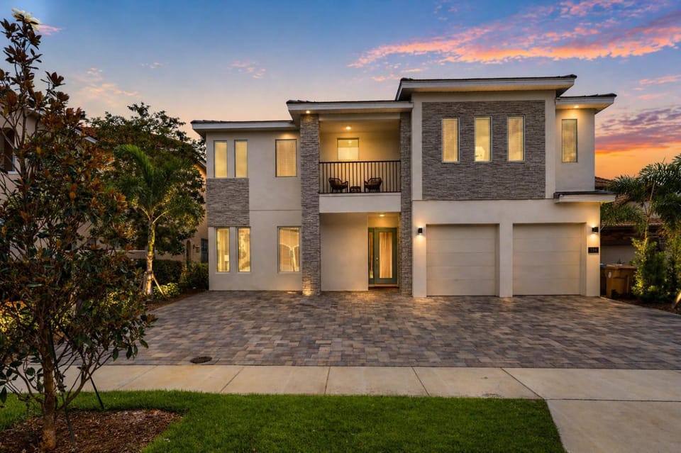 W451J - Glamorous Getaway With Themed Bedrooms at Reunion House in Four Corners
