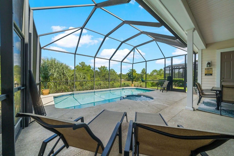 W453 - Tropical Retreat With Screened in Private Pool and Spa at Reunion House in Four Corners