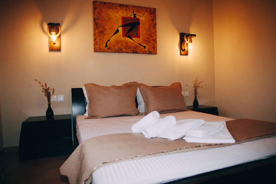 Bed, Photo of the whole room, Bedroom, towels