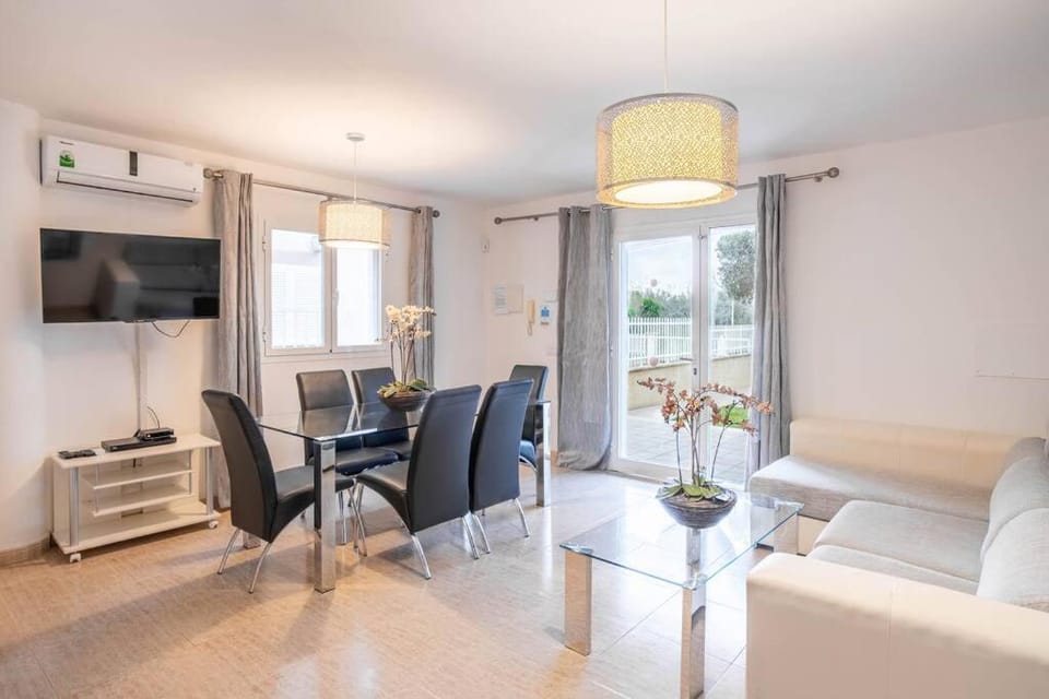 TV and multimedia, Living room, Seating area, Dining area