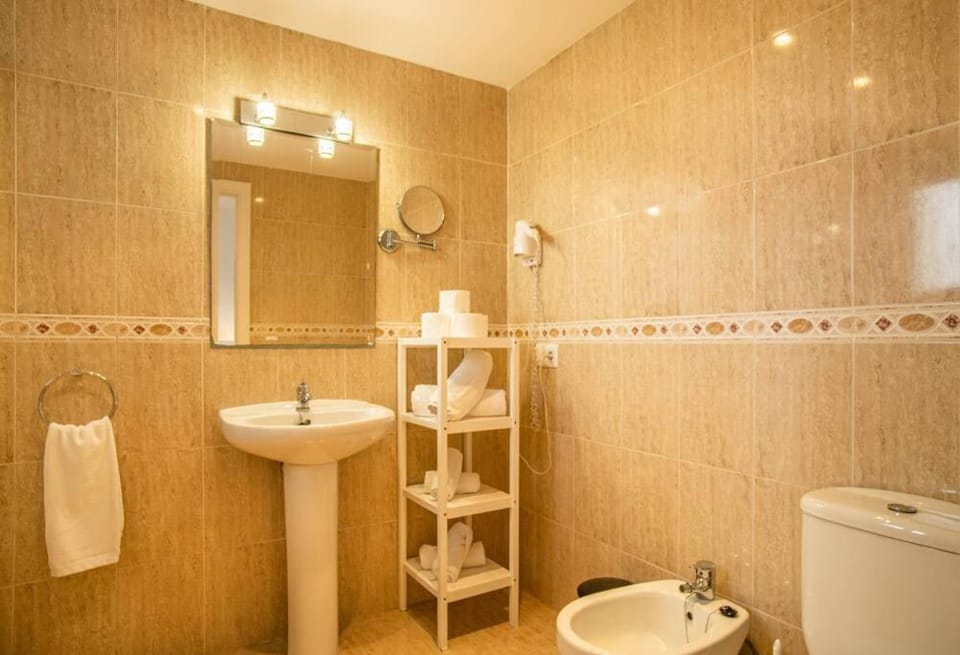 Shower, Toilet, Bathroom, Public Bath, bidet, towels