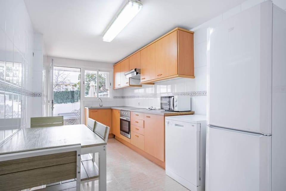 Kitchen or kitchenette, Dining area, dishwasher, minibar, pet friendly, toaster