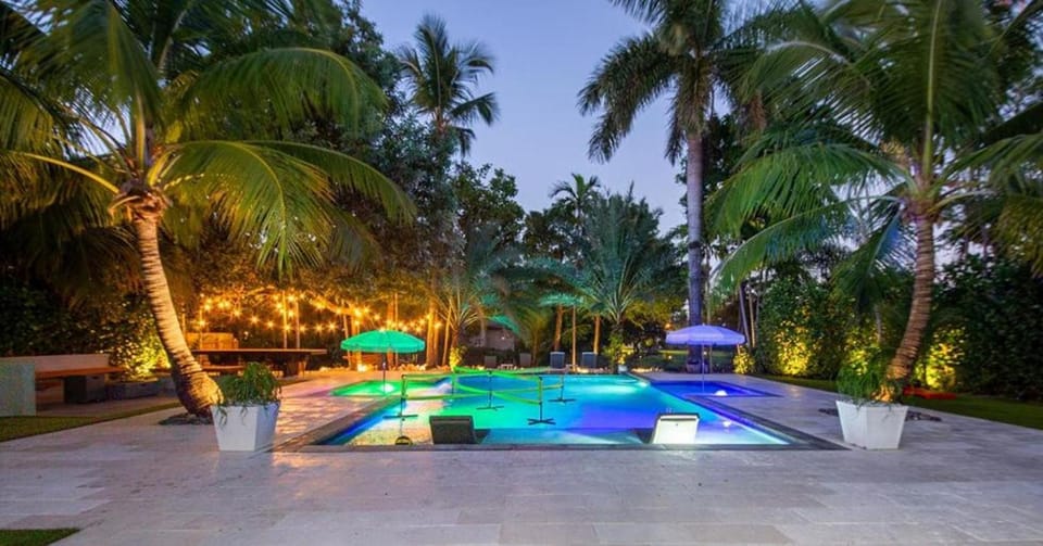 Night, Natural landscape, Garden, Garden, Garden view, Pool view, Swimming pool, sunbed