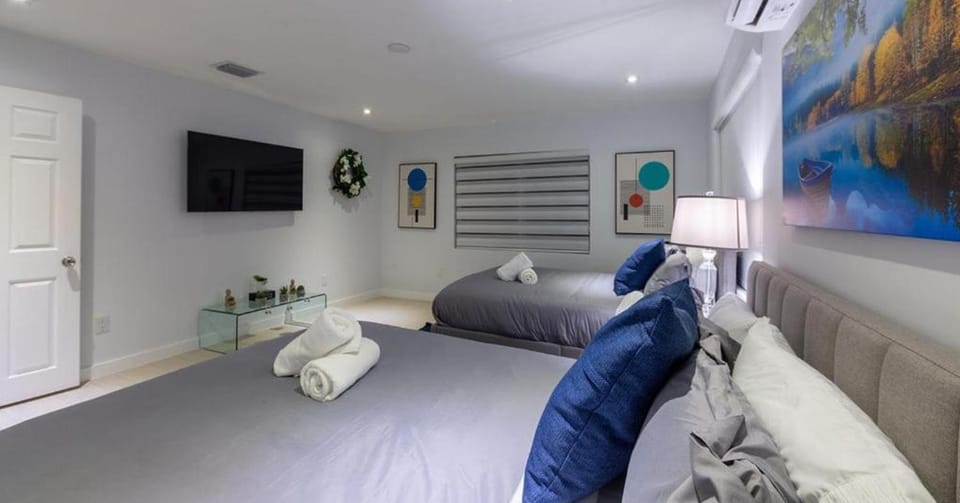 Bed, TV and multimedia, Living room, Photo of the whole room, Seating area, Bedroom