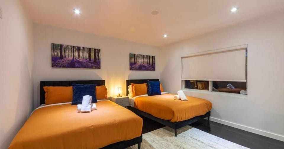 Bed, Living room, Photo of the whole room, Seating area, Bedroom