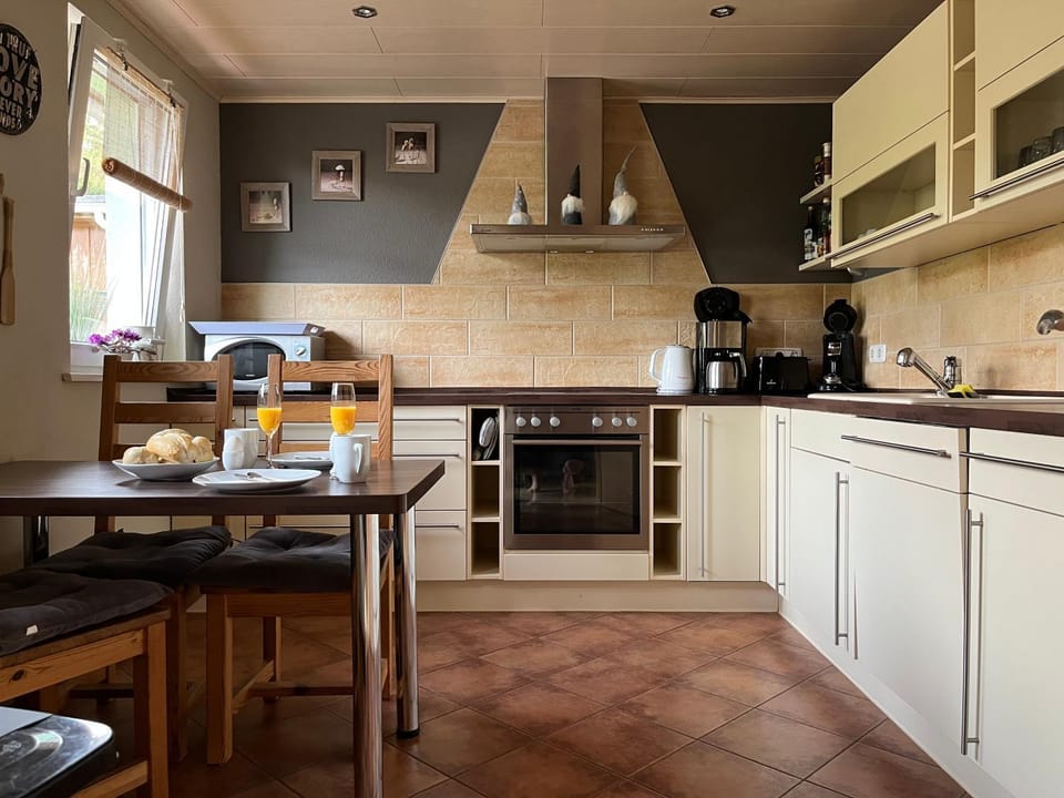 Kitchen or kitchenette, Dining area, dishwasher, minibar, stove, toaster