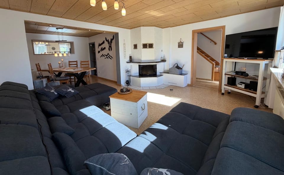 Living room, Seating area, Dining area, fireplace