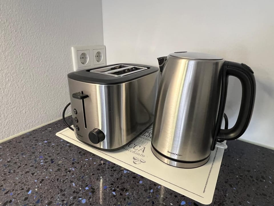 Coffee/tea facilities, toaster