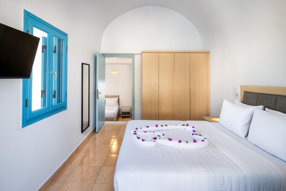 Bed, Photo of the whole room, towels